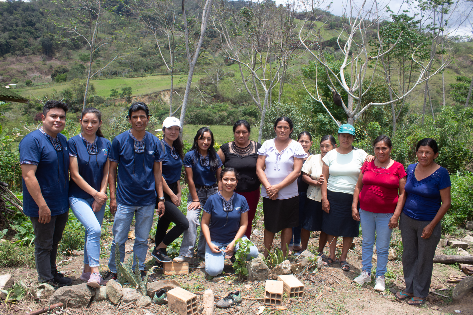 Socias de AMEP junto al equipo del CDS Amazonia en Pacaypite
