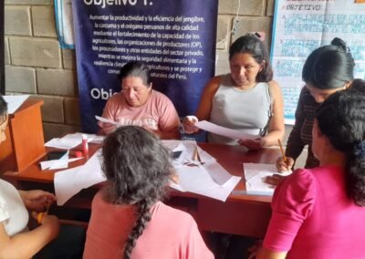 Socias de AMEP completando fichas durante un taller del proyecto