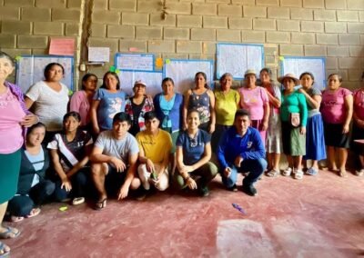 Grupo de participantes reunidos en un taller comunitario en Pacaypite